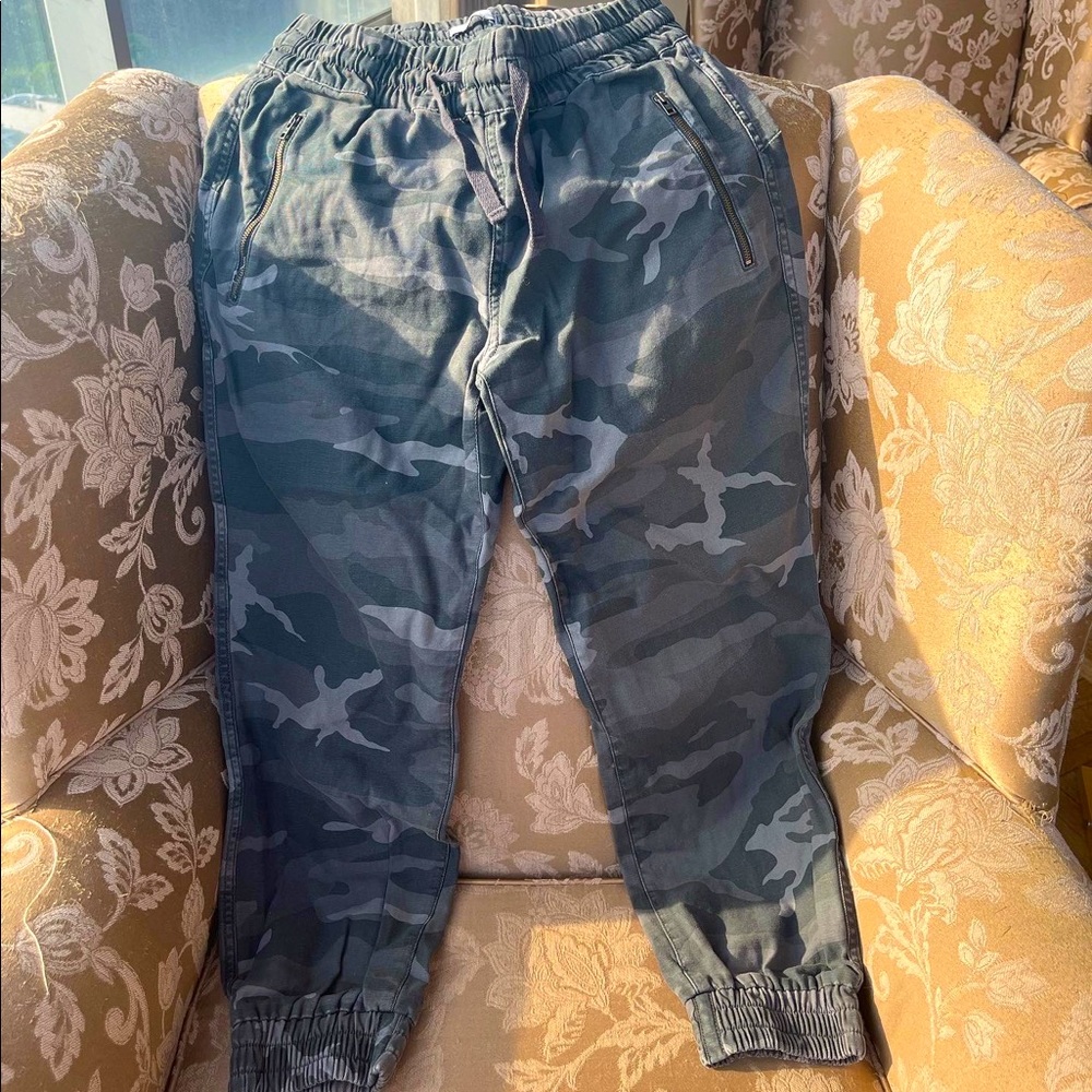Perfect grey camo TNA Aritzia pants!!
